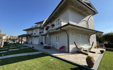 Villa al Glicine: Edificio, Ventana, Barrio Residencial, Casa, Casa, Techo, Inmuebles, Asentamientos Humanos, Villa, Césped