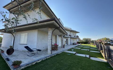 Villa al Glicine: Barrio Residencial, Casa, Casa, Arquitectura, Techo, Inmuebles, Balcón, Mansión, Hacienda, Villa