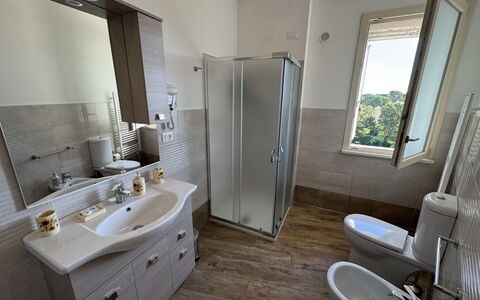 Villa al Glicine: Piso, Arreglo De Tubería, Suelo, Diseño De Interiores, Lavabo, Baño, Plomería, Habitación, Grifo, Lavabo Del Baño