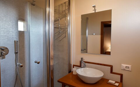 Novellina: Lavabo Del Baño, Pared, Diseño De Interiores, Arreglo De Tubería, Piso, Madera, Suelo, Espejo, Baño, Lavabo