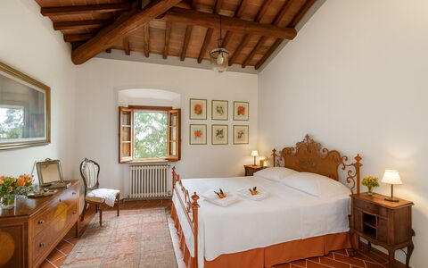 Novellina: Mueble, Pared, Diseño De Interiores, Habitación, Cama, Piso, Techo, Mesa, Casa, Suelo