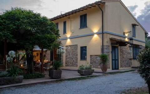 Podere la Botte, Pool, Lari: Puerta, Casa, Maceta, Sombra, Planta De Casa, Inmuebles, Yarda, Toldo, Balcón, Entrada De Coches