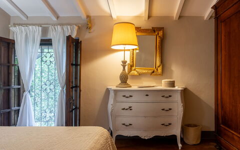 Podere la Botte, Pool, Lari: Mueble, Cama, Diseño De Interiores, Habitación, Pared, Lecho, Madera, Sábana, Encendiendo, Habitación
