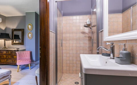 Podere la Botte, Pool, Lari: Baño, Diseño De Interiores, Pared, Arreglo De Tubería, Piso, Suelo, Lavabo, Espejo, Bañera, Lavabo Del Baño