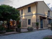 Podere la Botte, Pool, Lari