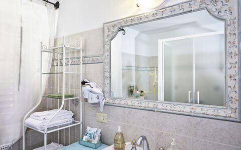 Villa Medicea Lo Sprocco: Diseño De Interiores, Arreglo De Tubería, Baño, Espejo, Plomería, Suelo, Grifo, Habitación, Lavabo, Lavabo Del Baño