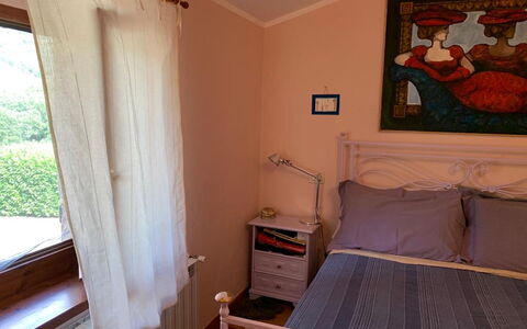 Villa Vindelbono: Mueble, Cama, Habitación, Diseño De Interiores, Sábana, Lecho, Linos, Madera, Habitación, Suelo