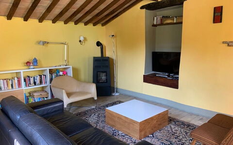 Villa Vindelbono: Mueble, Diseño De Interiores, Piso, Pared, Suelo, Madera, Techo, Habitación, Sofá, Sala