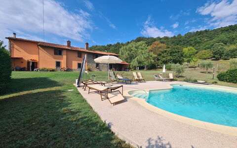 Villa Vindelbono: Piscina, Eco Hotel, Inmuebles, Mueble Para Exteriores, Recurso, Hacienda, Casa De Campo, Villa, Thermae, Patio Interior