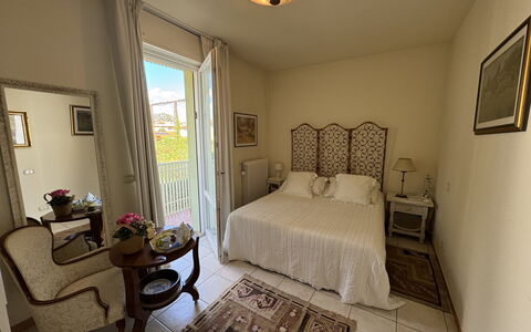 Liz: Mueble, Piso, Suelo, Diseño De Interiores, Encendiendo, Habitación, Cama, Habitación, Linos, Lecho