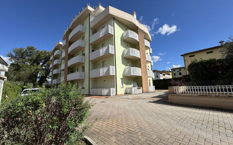 Liz: Barrio Residencial, Departamento, Condominio, Balcón, Suburbio, Hotel