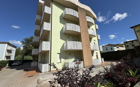 Liz: Barrio Residencial, Departamento, Condominio, Balcón, Suburbio, Hotel