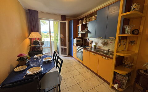 Liz: Piso, Suelo, Diseño De Interiores, Mueble, Departamento, Cocina, Habitación, Electrodoméstico, Silla, Mostrador