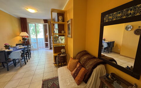 Liz: Mueble, Diseño De Interiores, Madera, Piso, Suelo, Encendiendo, Habitación, Silla, Sala, Techo