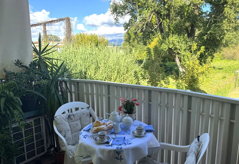 Liz: Mueble, Silla, Mueble Para Exteriores, Mesa, Mesa Al Aire Libre, Balcón, Porche, Sombra, Patio Interior, Cocina Y Comedor Mesa