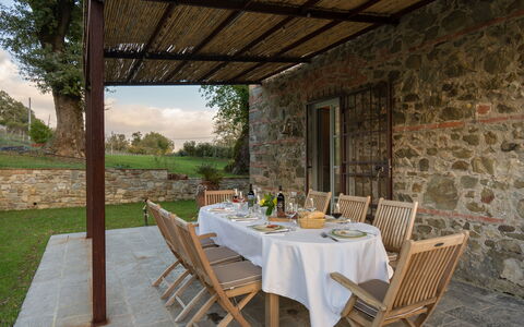 La Morella: Mueble, Mueble Para Exteriores, Silla, Cocina Y Comedor Mesa, Losa, Pared De Piedra, Mesa Al Aire Libre, Patio Interior, Jardín, Sombra