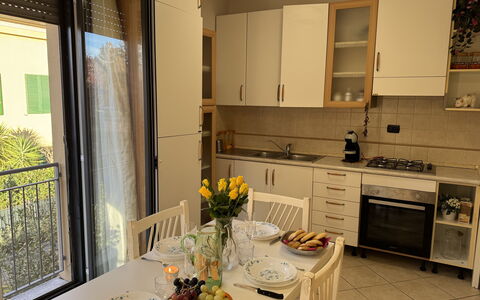 Al Civico 80: Mueble, Piso, Madera, Diseño De Interiores, Aparato De Cocina, Cocina, Suelo, Electrodoméstico, Cocina Y Comedor Mesa, Mostrador