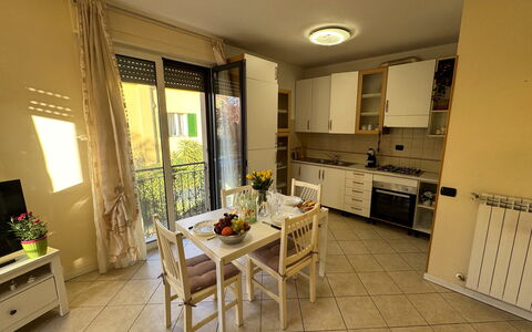 Al Civico 80: Mueble, Madera, Piso, Diseño De Interiores, Suelo, Cocina Y Comedor Mesa, Silla, Mesa, Comedor, Habitación