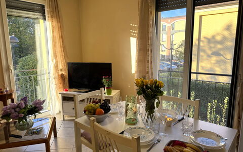 Al Civico 80: Mueble, Silla, Mesa, Madera, Diseño De Interiores, Comedor, Cocina Y Comedor Mesa, Piso, Habitación, Suelo