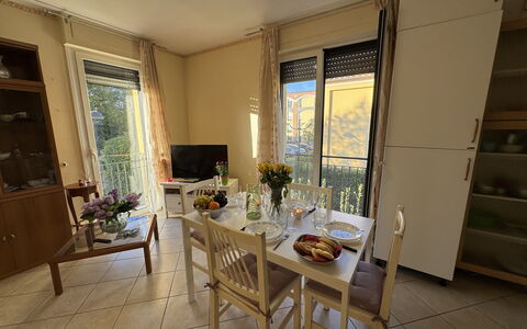 Al Civico 80: Mueble, Comedor, Cocina Y Comedor Mesa, Silla, Piso, Suelo, Mesa, Diseño De Interiores, Habitación, Departamento