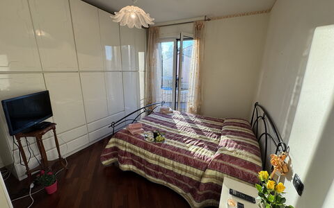 Al Civico 80: Cama, Mueble, Habitación, Diseño De Interiores, Suelo, Piso, Sábana, Habitación, Lecho, Madera