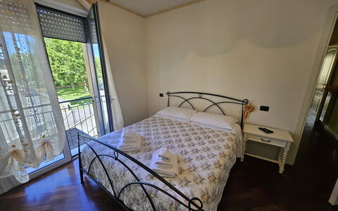 Al Civico 80: Cama, Balcón, Habitación, Lecho, Silla, Marco De La Cama, Villa, Hotel, Sábana, Pretil