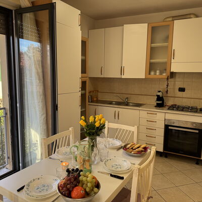 Al Civico 80: Mueble, Piso, Madera, Diseño De Interiores, Aparato De Cocina, Cocina, Suelo, Electrodoméstico, Cocina Y Comedor Mesa, Mostrador