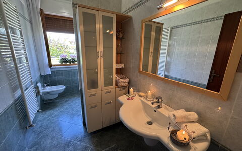 Villa Lory: Arreglo De Tubería, Piso, Lavabo, Diseño De Interiores, Lavabo Del Baño, Suelo, Grifo, Baño, Plomería, Habitación