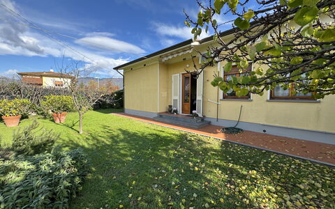 Villa Lory: Casa, Arbusto, Barrio Residencial, Casa, Jardín, Cobertura Del Suelo, Césped, Cabaña, Yarda, Entrada De Coches