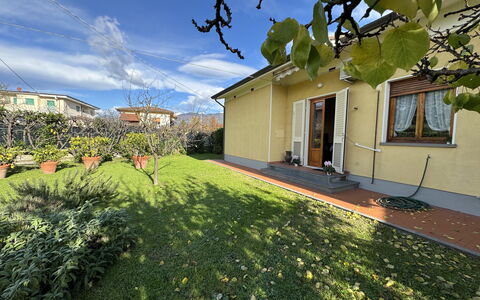 Villa Lory: Casa, Arbusto, Barrio Residencial, Casa, Jardín, Cobertura Del Suelo, Césped, Yarda, Patio Interior, Paisajismo