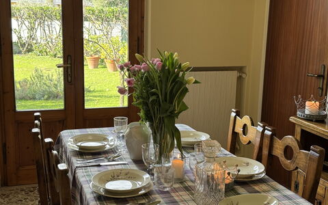 Villa Lory: Mueble, Vajilla, Mesa, Diseño De Interiores, Silla, Comedor, Madera, Cocina Y Comedor Mesa, Manteles, Utensilios Para Servir