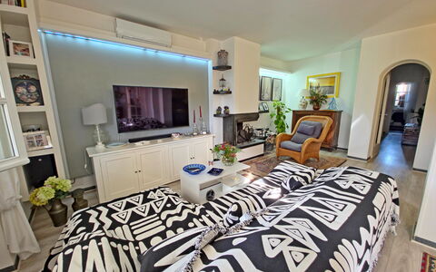 I Cipressi: Mueble, Diseño De Interiores, Piso, Sofá, Suelo, Habitación, Madera, Techo, Sala, Departamento