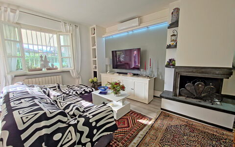 I Cipressi: Mueble, Diseño De Interiores, Habitación, Piso, Techo, Madera, Suelo, Encendiendo, Sofá, Textil