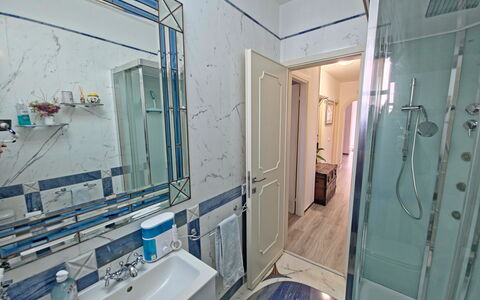 I Cipressi: Piso, Suelo, Diseño De Interiores, Arreglo De Tubería, Habitación, Plomería, Baño, Techo, Grifo, Lavabo