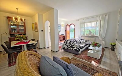 I Cipressi: Mueble, Diseño De Interiores, Sofá, Piso, Madera, Suelo, Habitación, Sala, Techo, Departamento