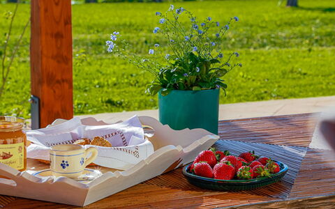 Villa Lodolaio: Vajilla, Comida, Mesa, Utensilios Para Servir, Drinkware, Mueble, Taza, Fruta, Vajilla