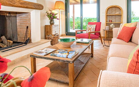 Villa Lodolaio: Mueble, Diseño De Interiores, Madera, Mesa, Piso, Habitación, Silla, Sala, Casa, Suelo