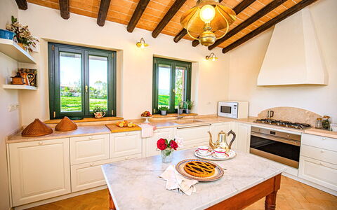 Villa Lodolaio: Diseño De Interiores, Mueble, Piso, Madera, Cocina, Techo, Mostrador, Habitación, Encendiendo, Suelo