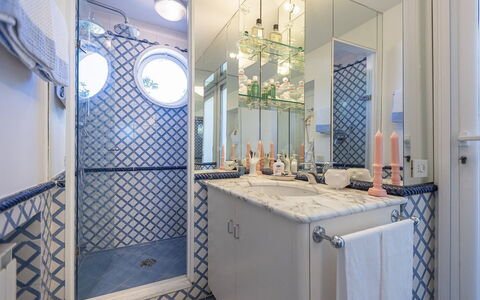 La Terrazza sul Mare: Azul, Pared, Diseño De Interiores, Arreglo De Tubería, Baño, Piso, Encendiendo, Espejo, Suelo, Loseta