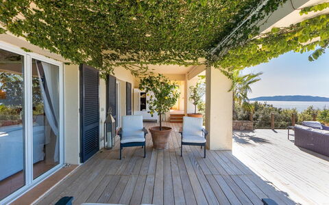 La Terrazza sul Mare: Sombra, Recurso, Eco Hotel, Porche, Mueble Para Exteriores, Balcón, Zona Tropical, Silla, Villa, Cubierta