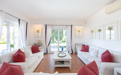 La Terrazza sul Mare: Mueble, Diseño De Interiores, Sofá, Piso, Suelo, Sala, Mesa, Techo, Casa, Habitación