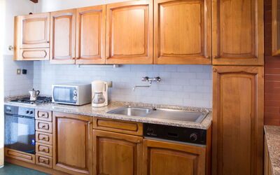 Corte Apt Sup: Cocina, Gabinetes, Mostrador, Aparato De Cocina, Madera, Electrodoméstico, Piso, Diseño De Interiores, Alacena, Lavabo