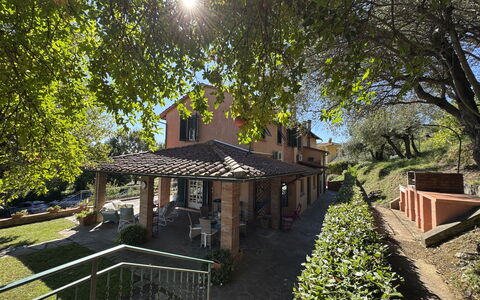 Casa Mia: Casa, Arbusto, Barrio Residencial, Casa, Techo, Cabaña, Inmuebles, Jardín, Paisajismo