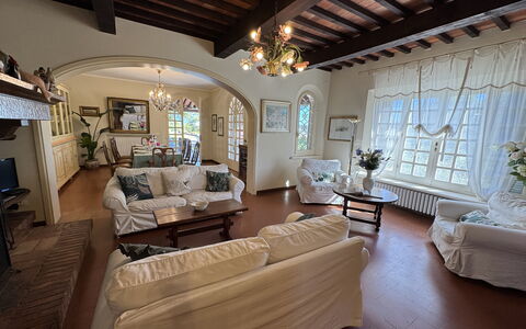 Casa Mia: Mueble, Diseño De Interiores, Sofá, Piso, Techo, Madera, Suelo, Sala, Mesa, Habitación