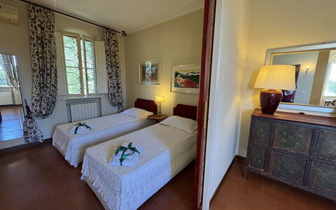 Casa Mia: Mueble, Suelo, Piso, Habitación, Cama, Manchas De Madera, Habitación, Linos, Madera Dura, Marco