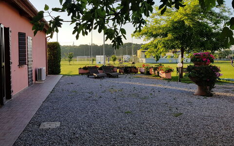 Appartamento Ibisco Seaside and Pool: Jardín, Entrada De Coches, Césped, Sombra, Yarda, Losa, Paisajismo, Pasarela, Guijarro, Patio