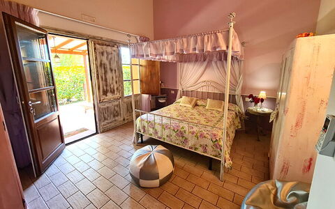 Suite Orchidea Seaside and Pool: Mueble, Diseño De Interiores, Mesa, Linos, Piso, Suelo, Silla, Cama, Habitación, Habitación