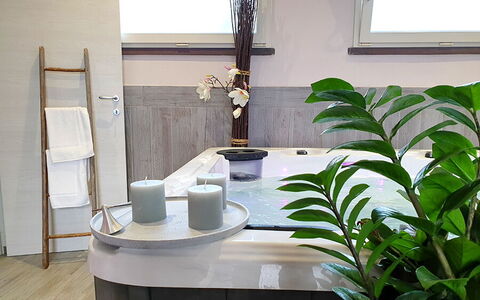 Suite Orchidea Seaside and Pool: Diseño De Interiores, Piso, Suelo, Arreglo De Tubería, Plomería, Planta De Casa, Grifo, Maceta, Baño, Material Natural