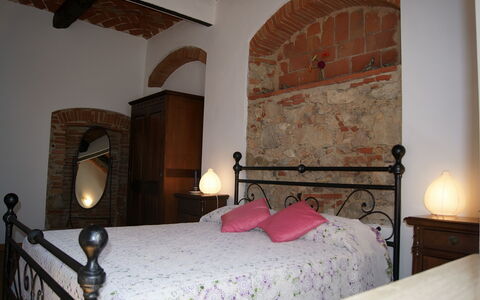 Appartamento Lavanda Seaside and Pool: Pared, Mueble, Habitación, Cama, Diseño De Interiores, Sábana, Lecho, Techo, Marco De La Cama, Habitación