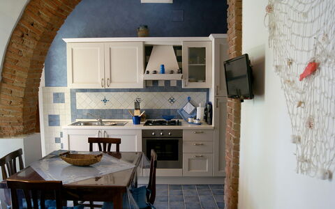 Appartamento Lavanda Seaside and Pool: Mueble, Diseño De Interiores, Pared, Piso, Madera, Cocina, Suelo, Habitación, Cocina Y Comedor Mesa, Silla